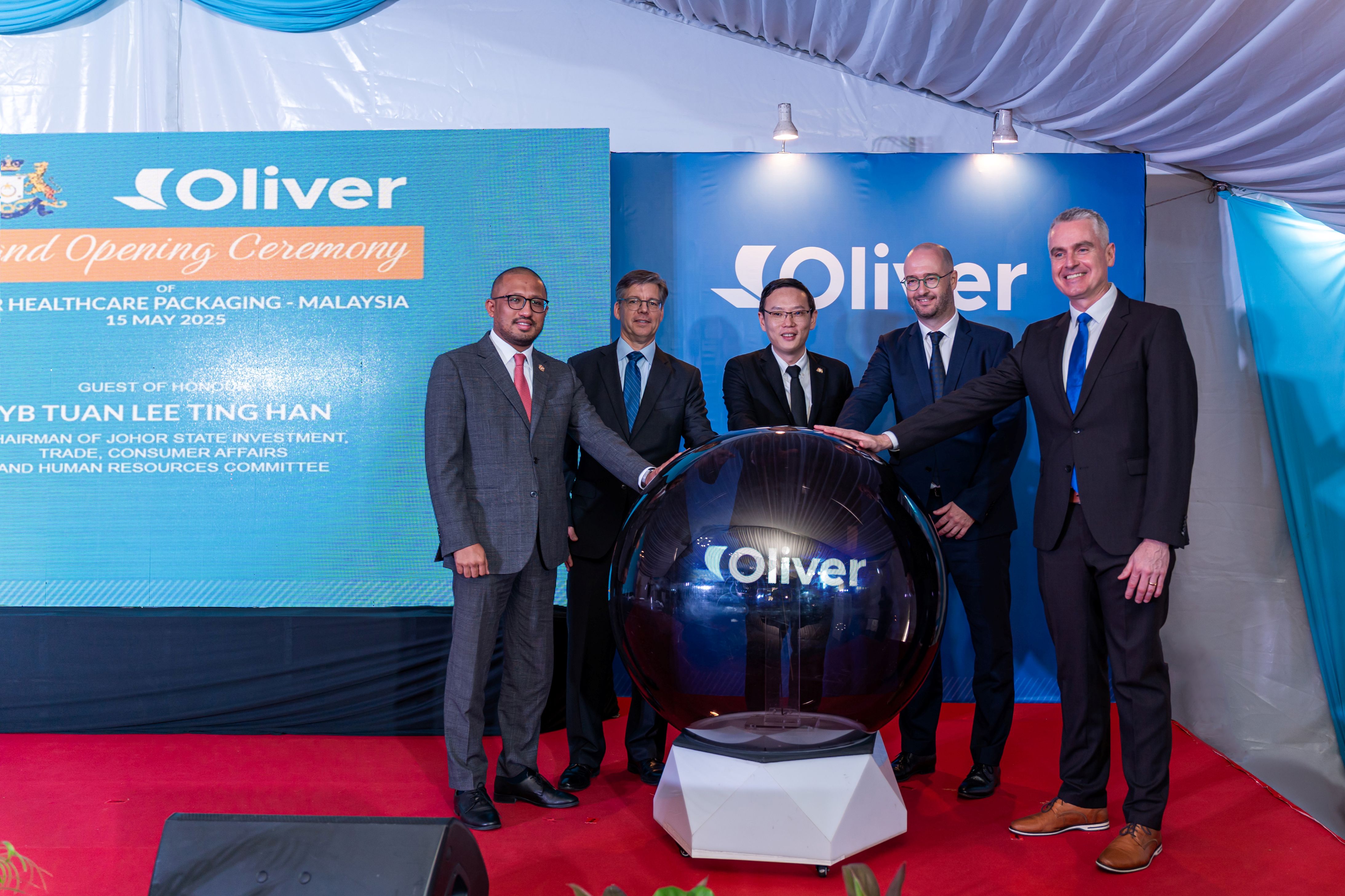 From (L-R): Mr. Mohd Reduan Mohd Zabri, Director, Johor Office Malaysia Investment Development Authority (MIDA), Mr. Michael Benevento, President & Chief Executive Officer, Oliver Healthcare Packaging, Yang Berhormat Tuan Lee Ting Han, Chairman of Johor State Investment, Trade, Consumer Affairs and Human Resources Committee, Mr. Kenneth De Muynck, General Manager, Asia-Pacific Oliver Healthcare Packaging, Mr. Warren Shaw, Vice President, Global R&D & Quality, Oliver Healthcare Packaging, at the grand opening of Oliver Healthcare Packaging