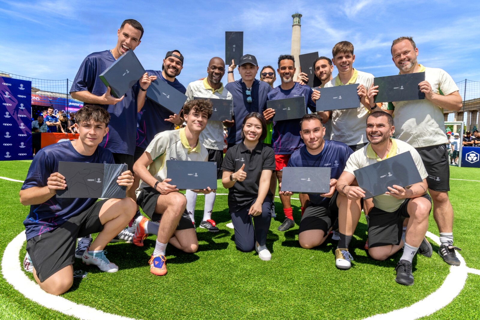 Theo Walcott and Claude Makélélé joined fans for a friendly 5v5 game