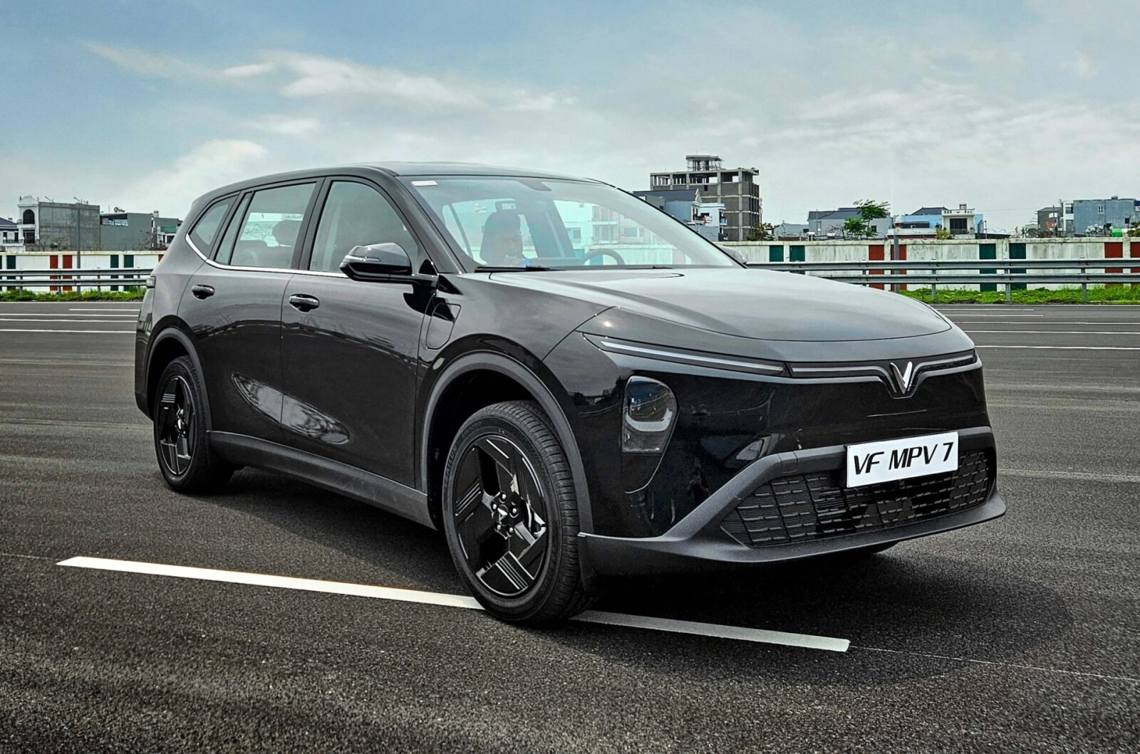 In the Philippines, the VF MPV 7 is priced at PHP 1,518,000 for the battery-included version and PHP 1,239,000 under the battery subscription model.