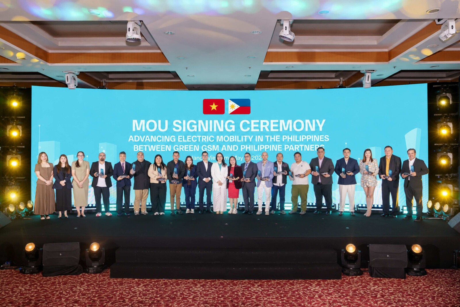 Representatives of Green SM and Philippine transport enterprises and cooperatives at the signing ceremony for cooperation on developing the electric taxi ecosystem in the Philippines.