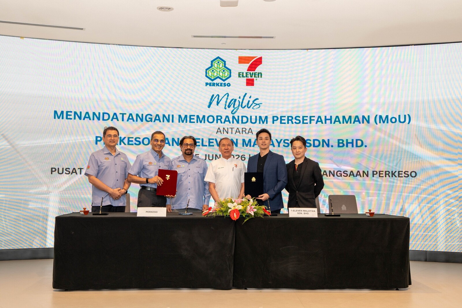From Left to Right: Datuk Dr. Hafez Bin Hussain, Executive Director of PERKESO Rehabilitation Centre, Dato
