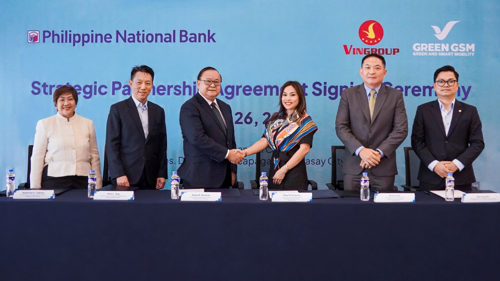 Mr. Edwin R. Bautista, President and Chief Executive Officer of Philippine National Bank (third from left); Ms. Thuy Vu Dropsey, Chief Corporate Development & Strategic Finance Officer at Vingroup (third from right); and Mr. Dao Quy Phi, Managing Director of Green SM Southeast Asia (far right), together with representatives of the parties at the partnership signing ceremony between Green GSM and Philippine National Bank. Under the partnership, PNB provided a PHP 2 billion credit facility to support Green GSM