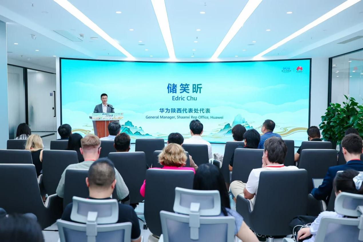 Edric Chu, General Manager of Huawei's Shaanxi Rep Office, giving a speech