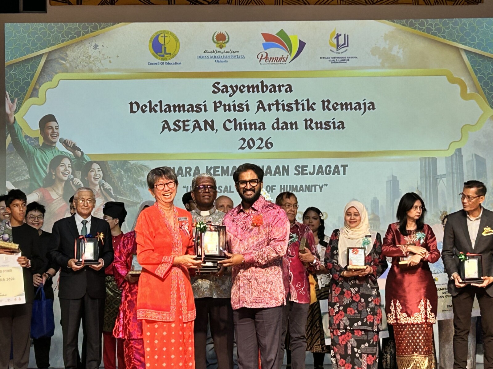 YB Tuan Yuneswaran Ramaraj, Deputy Minister of National Unity of Malaysia (right), received a commemorative token of appreciation from Madam Gan Swit Peng (left), Principal of Wesley Methodist School Kuala Lumpur (International), in recognition of his support and officiation of the Sayembara Deklamasi Puisi Artistik Remaja ASEAN, China dan Rusia 2026