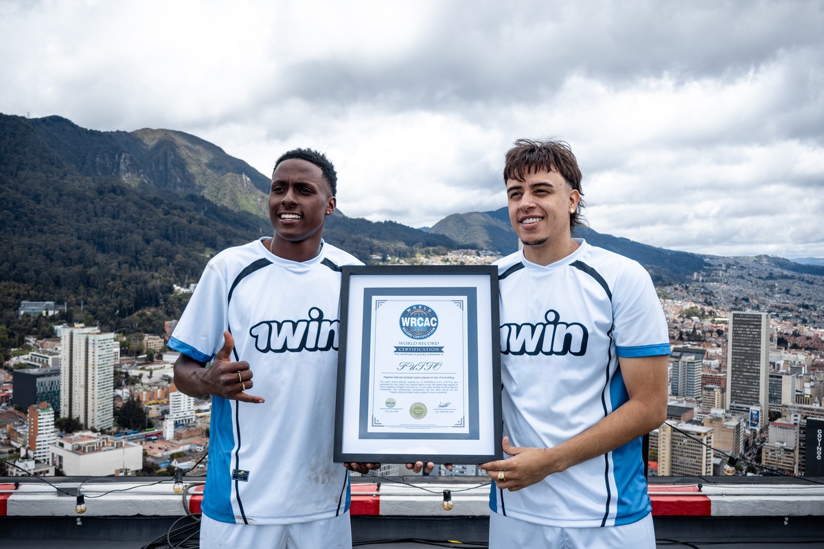 1win Breaks World Record by Bringing Football to the Top of Bogotá