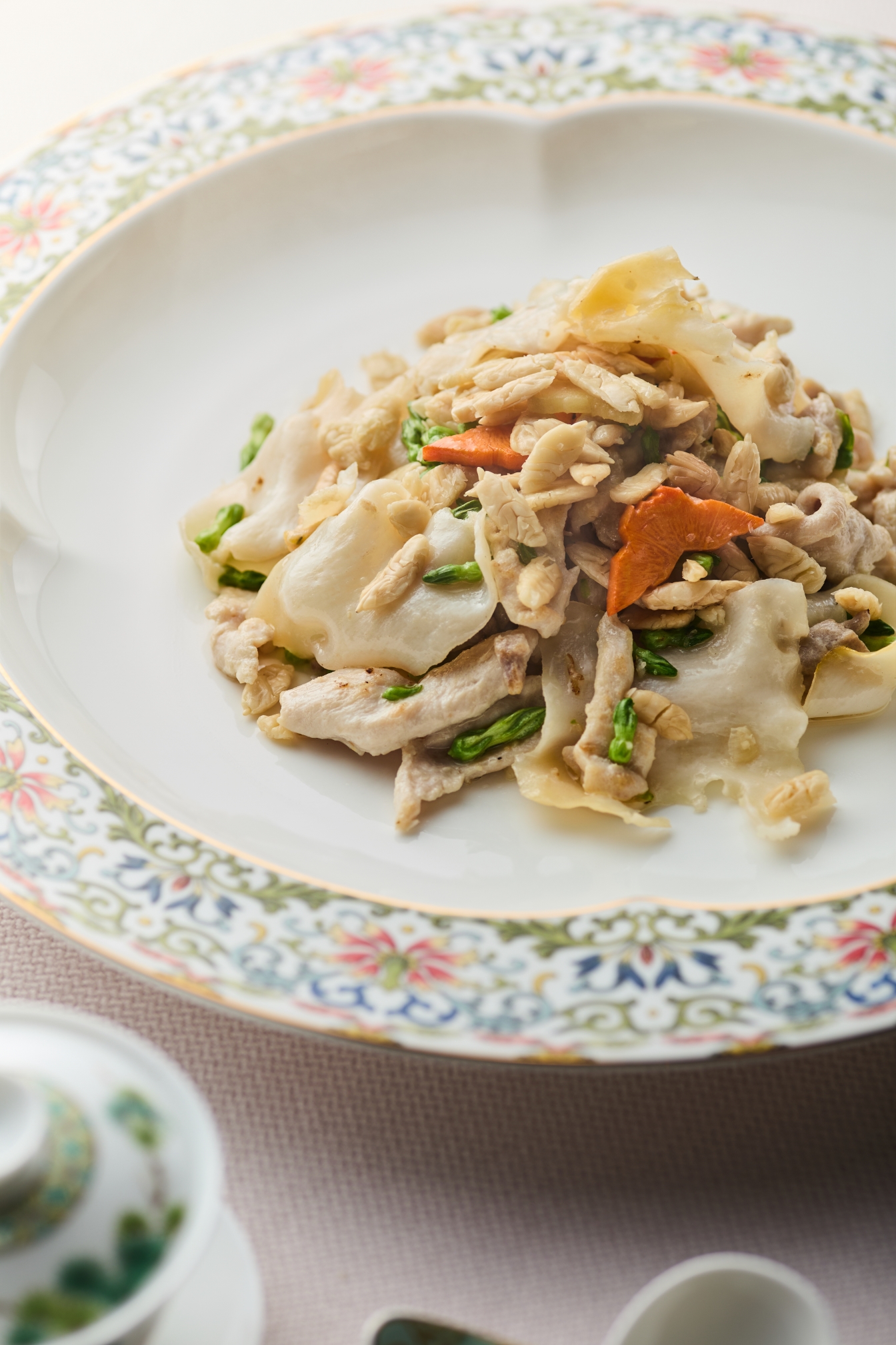 Lightly oil-blanched conch and partridge are swiftly stir-fried with fragrant floral notes, bringing together aromatic seafood sweetness and rich wok-hei technique.